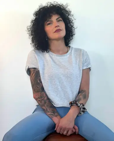 Janina Behrens in Nahaufnahme, konzentriert an den Reglern
