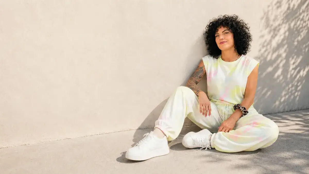Janina Behrens am DJ-Pult, im Hintergrund eine gefüllte Tanzfläche